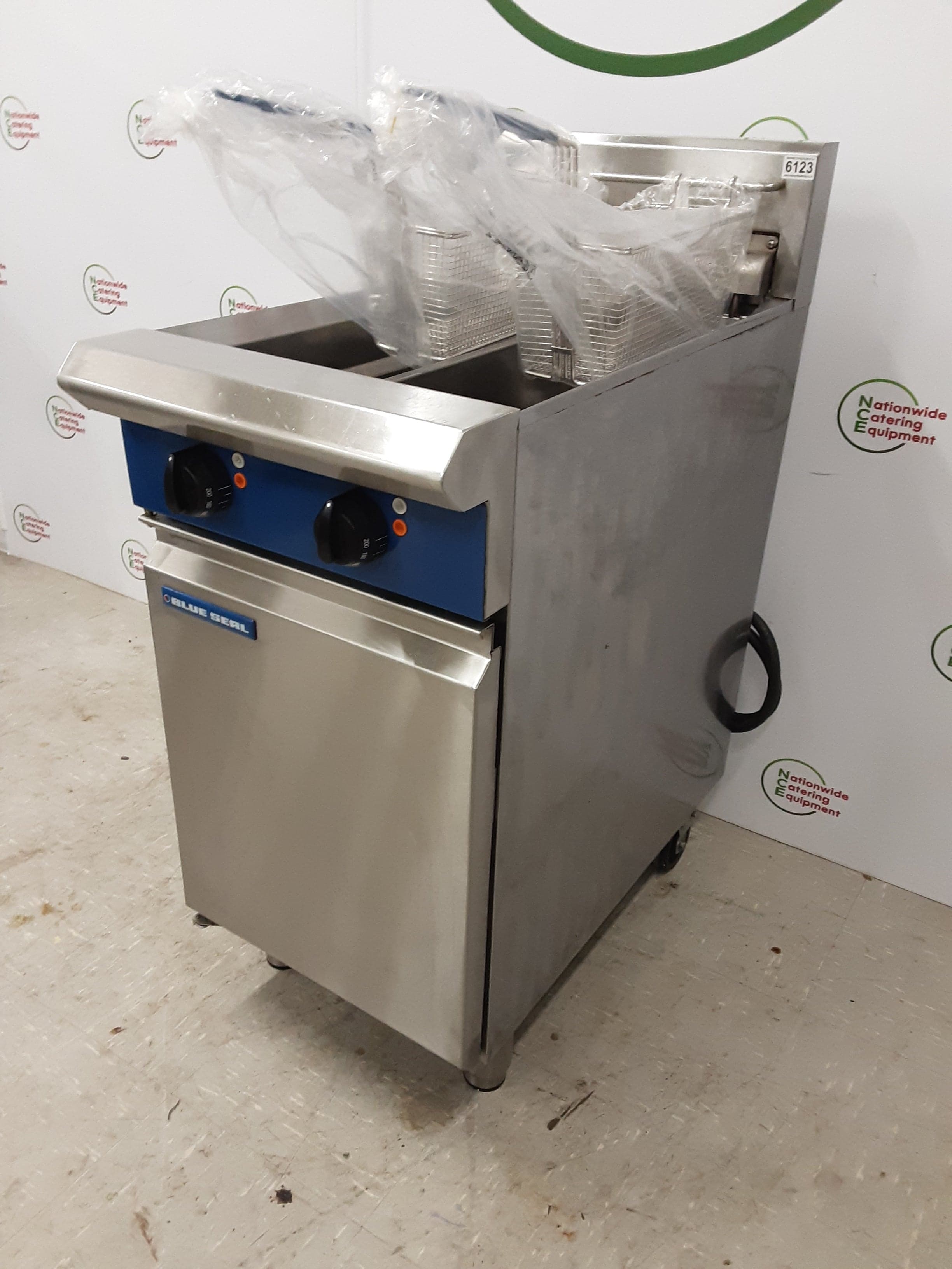 Blueseal Twin Tank Electric Fryer, Model- E44 (NCE6123) — image 3
